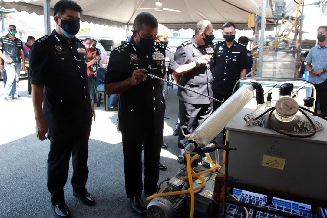 Ayob Khan menunjukkan peralatan yang digunakan untuk memproses dadah pada sidang media di IPK Perak, hari ini.