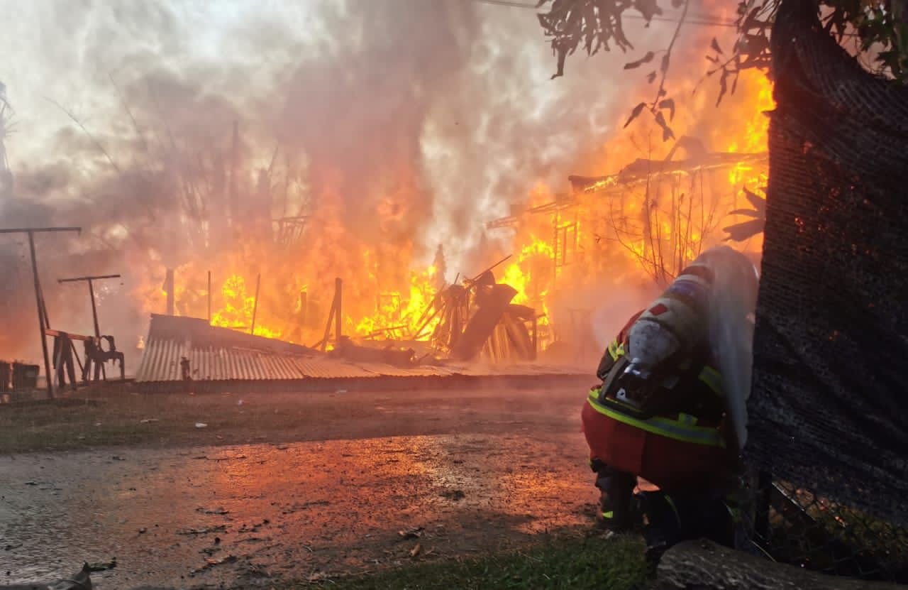 4 rumah dan 5 kereta milik penduduk musnah terbakar dalam kebakaran di Kampung Suok Batu, Kota Kinabalu, hari ini.