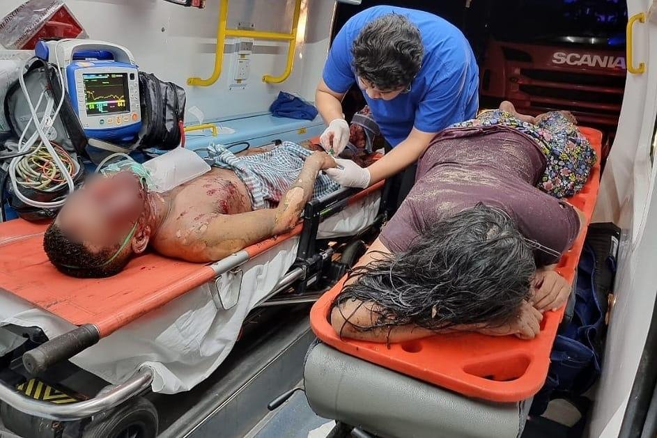2 mangsa kebakaran menerima rawatan awal sebelum dibawa ke hospital. - Gambar ihsan JBPM Pahang