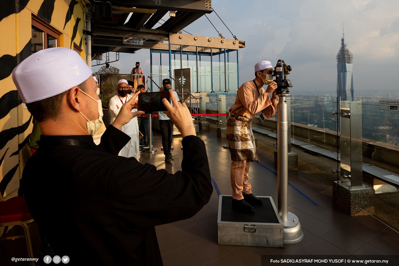 Petugas pejabat Mufti Wilayah Persekutuan, Jabatan Agama Islam Wilayah Persekutuan dan Jabatan Ukur dan Pemetaan Malaysia (JUPEM) melakukan proses cerapan anak bulan bagi menetapkan tarikh 1 Syawal di Menara Kuala Lumpur, hari ini.