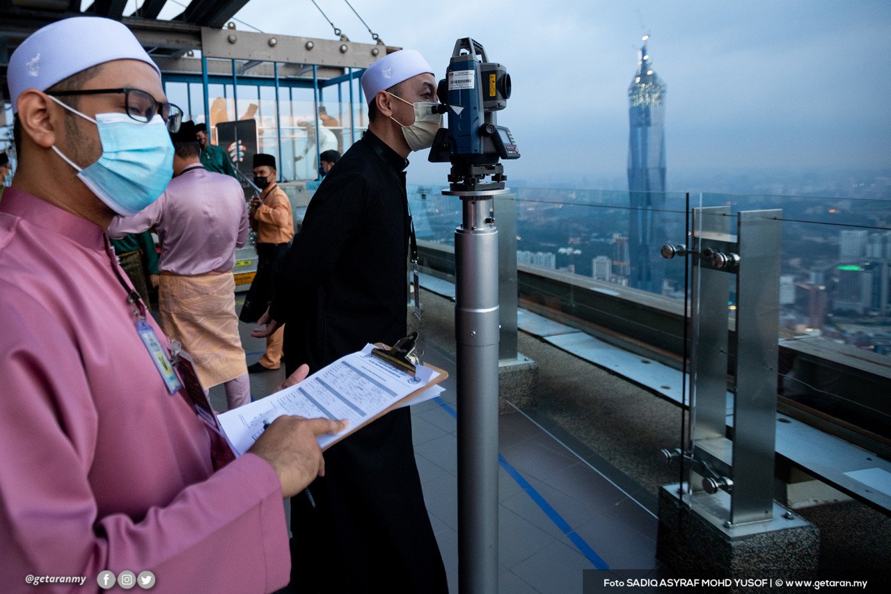 Proses melihat anak bulan Syawal di Menara Kuala Lumpur, hari ini.