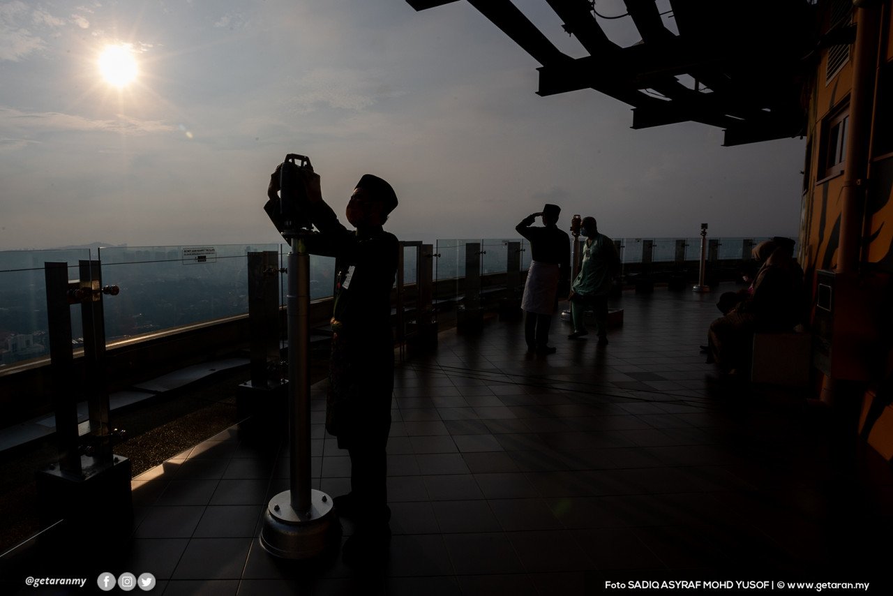 Salah satu lokasi untuk melihat anak bulan Syawal adalah di Menara Kuala Lumpur.