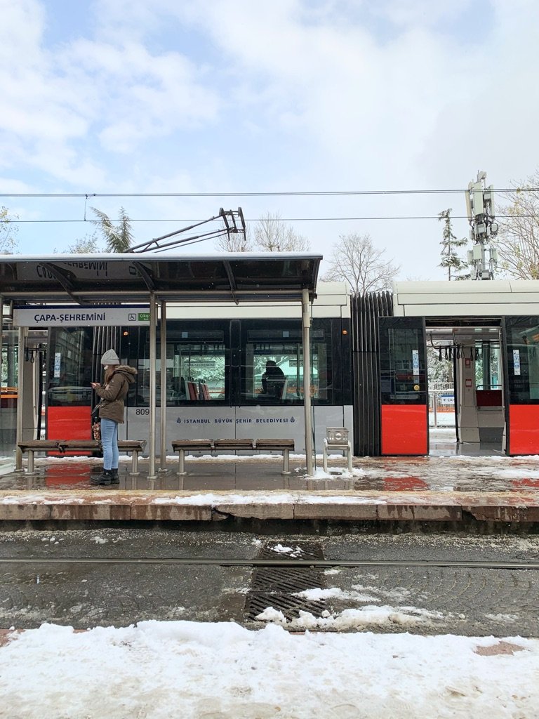 Stesyen tramvay yang dilimpahi salji semasa musim sejuk