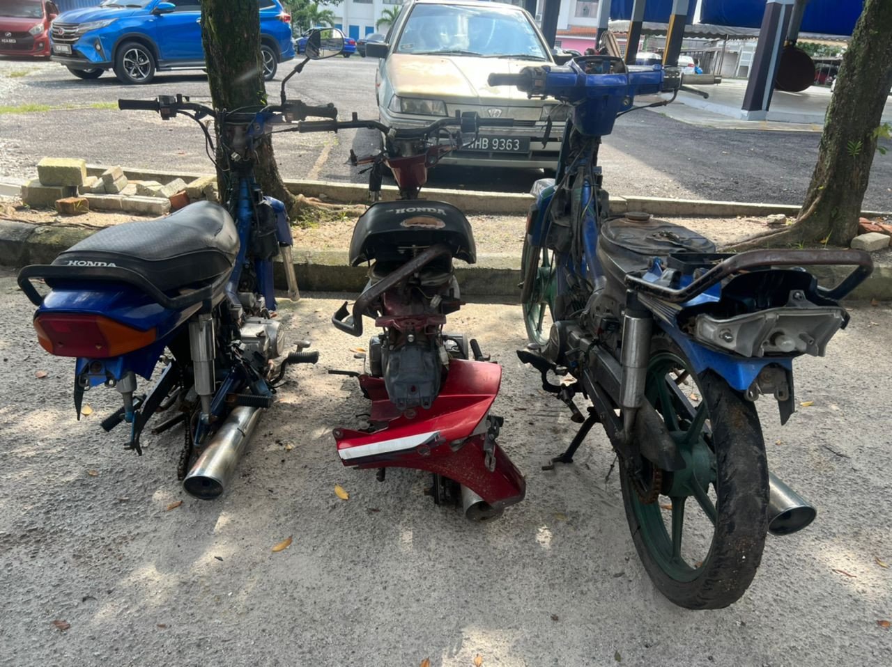 Dengan penahanan 5 pelajar berkenaan, polis berjaya menyelesaikan 8 kes kecurian motosikal di Ampang Jaya. - Gambar ihsan PDRM