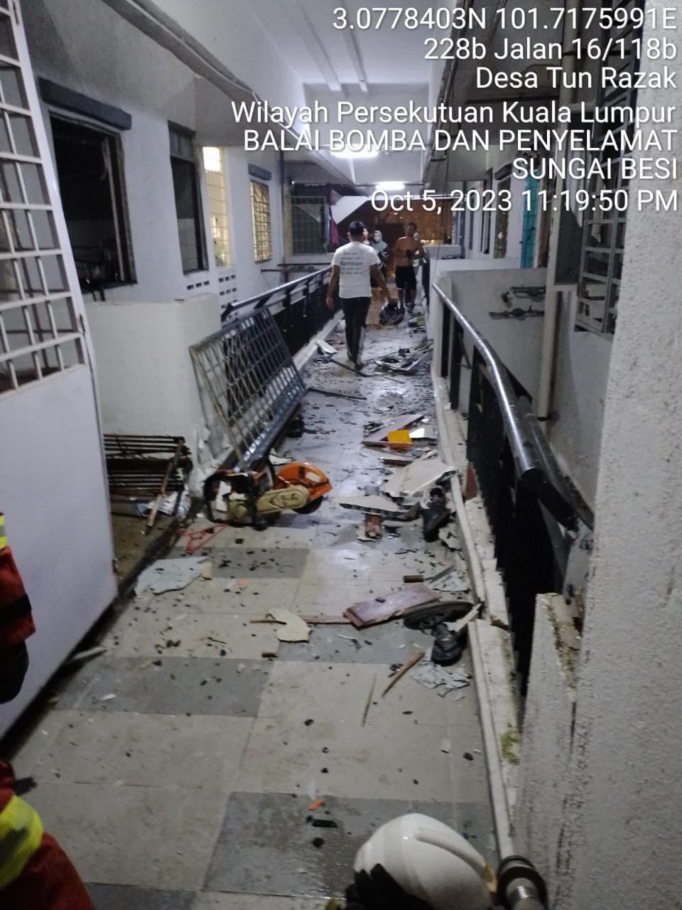 Keadaan di luar unit sebuah apartment di Cheras yang terbabit dalam kejadian letupan malam tadi. gambar JBPM Kuala Lumpur