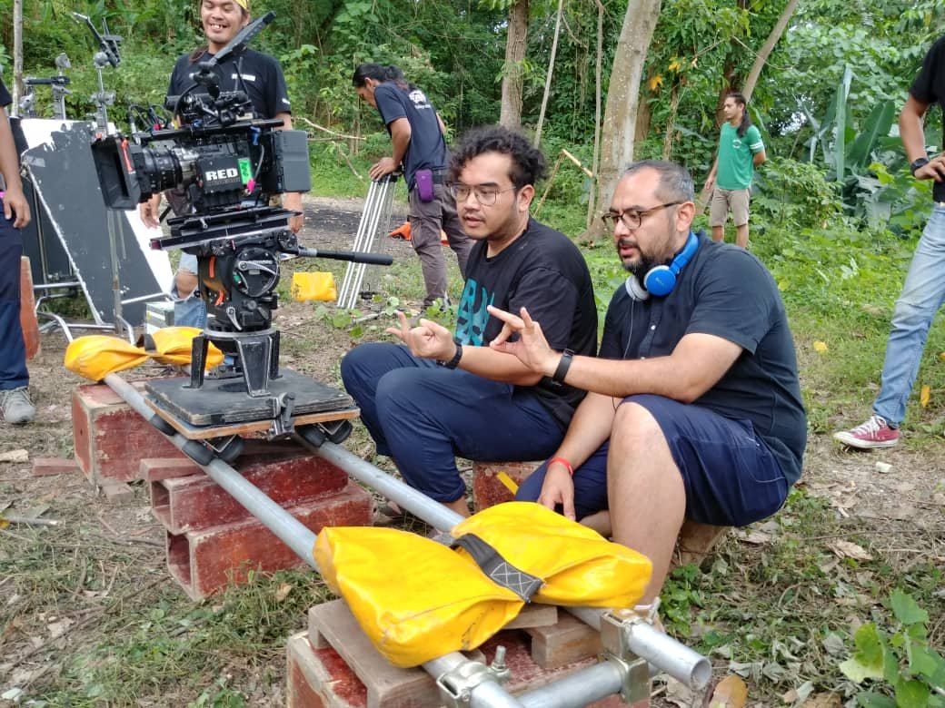 Diffan bersama pengarah sinematografi Saifuddin Musa di set penggambaran 'Benevolent Ba'