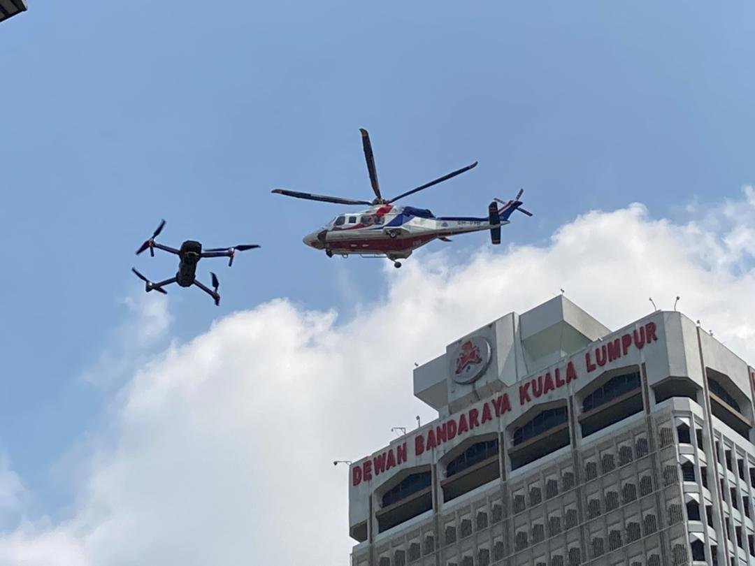 Polis turut menggunakan dron dan helikopter bagi memantau Kempen Bendera Hitam. - Gambar media sosial