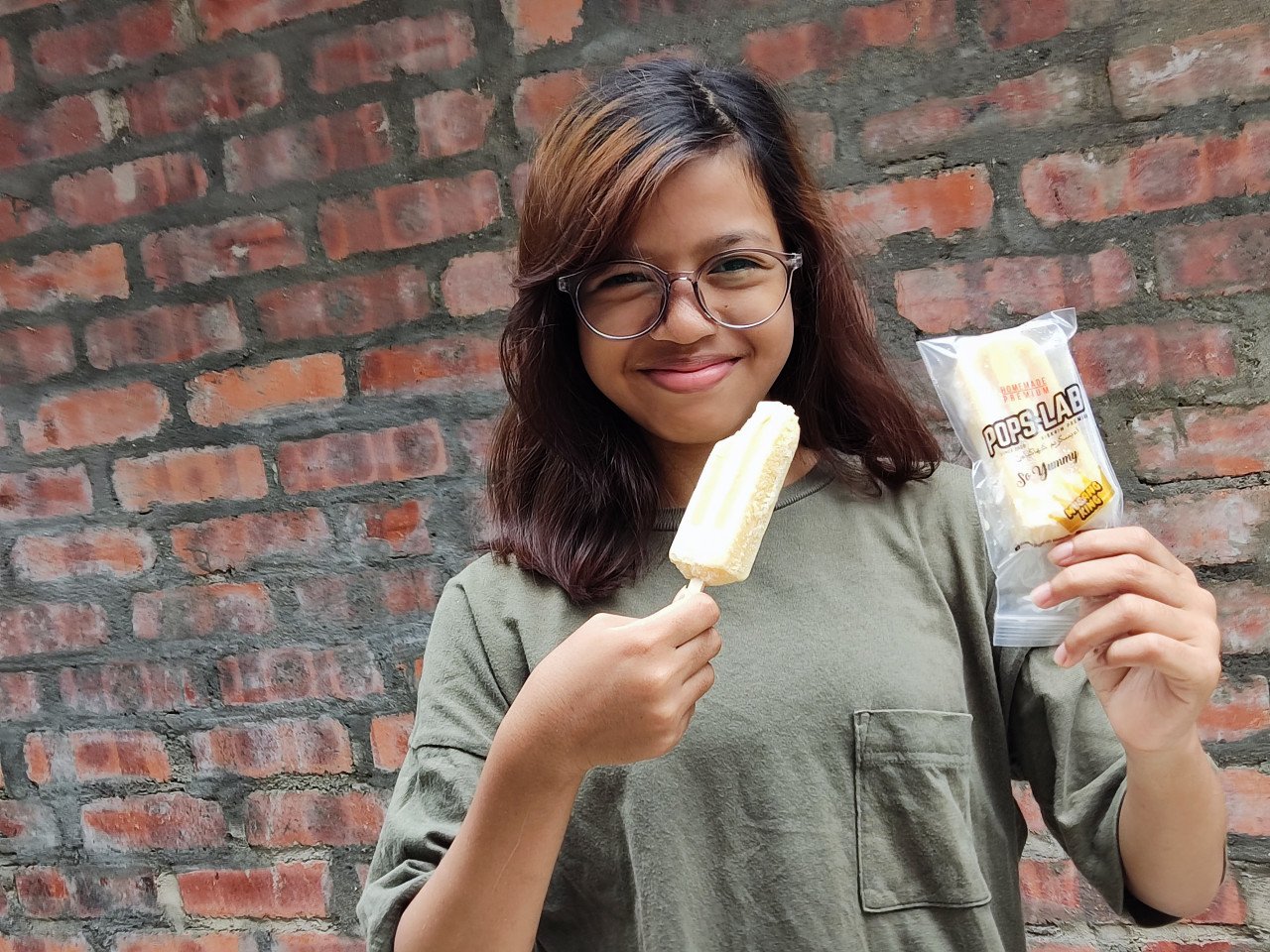 Durian berkualiti tinggi turut menjadi kandungan asli aiskrim yang diusahakan oleh pengusaha tempatan yang boleh diperoleh di pasaran dengan harga berpatutan - Gambar ihsan FB Aiskrim PopsLab Malaysia