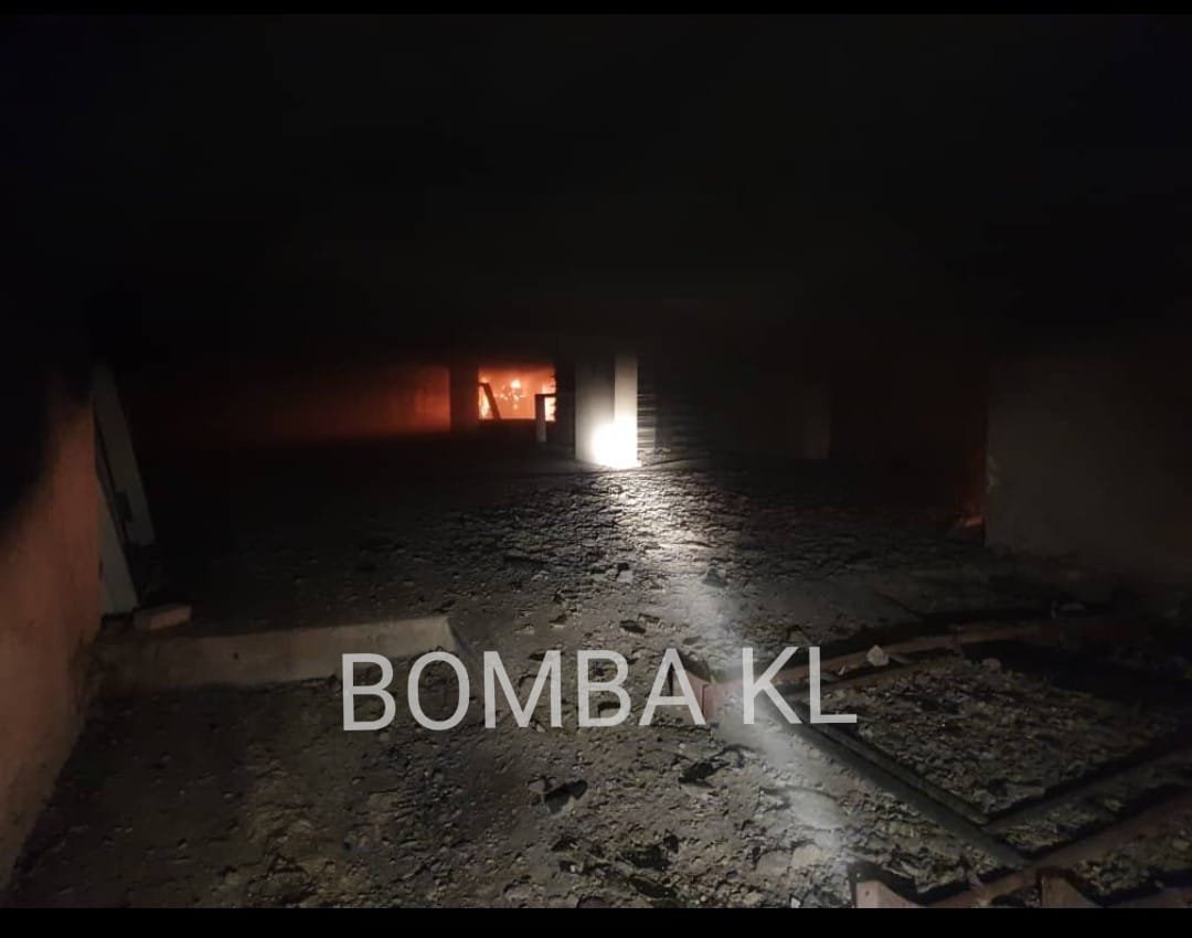 Keadaan sebuah kedai perabot yang terbakar di Kampung Cheras Baru, awal pagi tadi. - Gambar Bomba KL