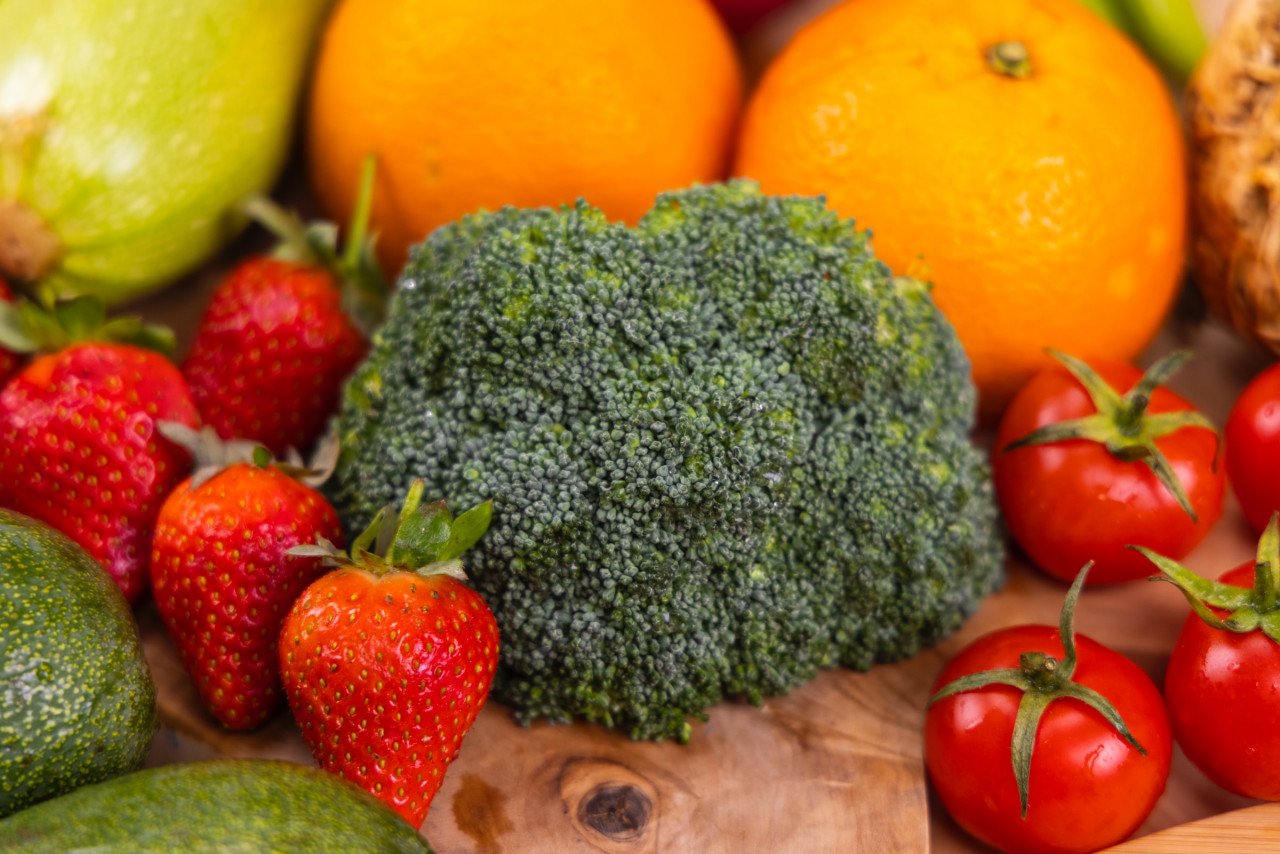 Buah-buahan dan sayuran yang baru dibeli perlu dibasuh terlebih dahulu sebelum disimpan atau dimasak. Ia menghalang bakteria daripada membiak - Gambar Hiasan