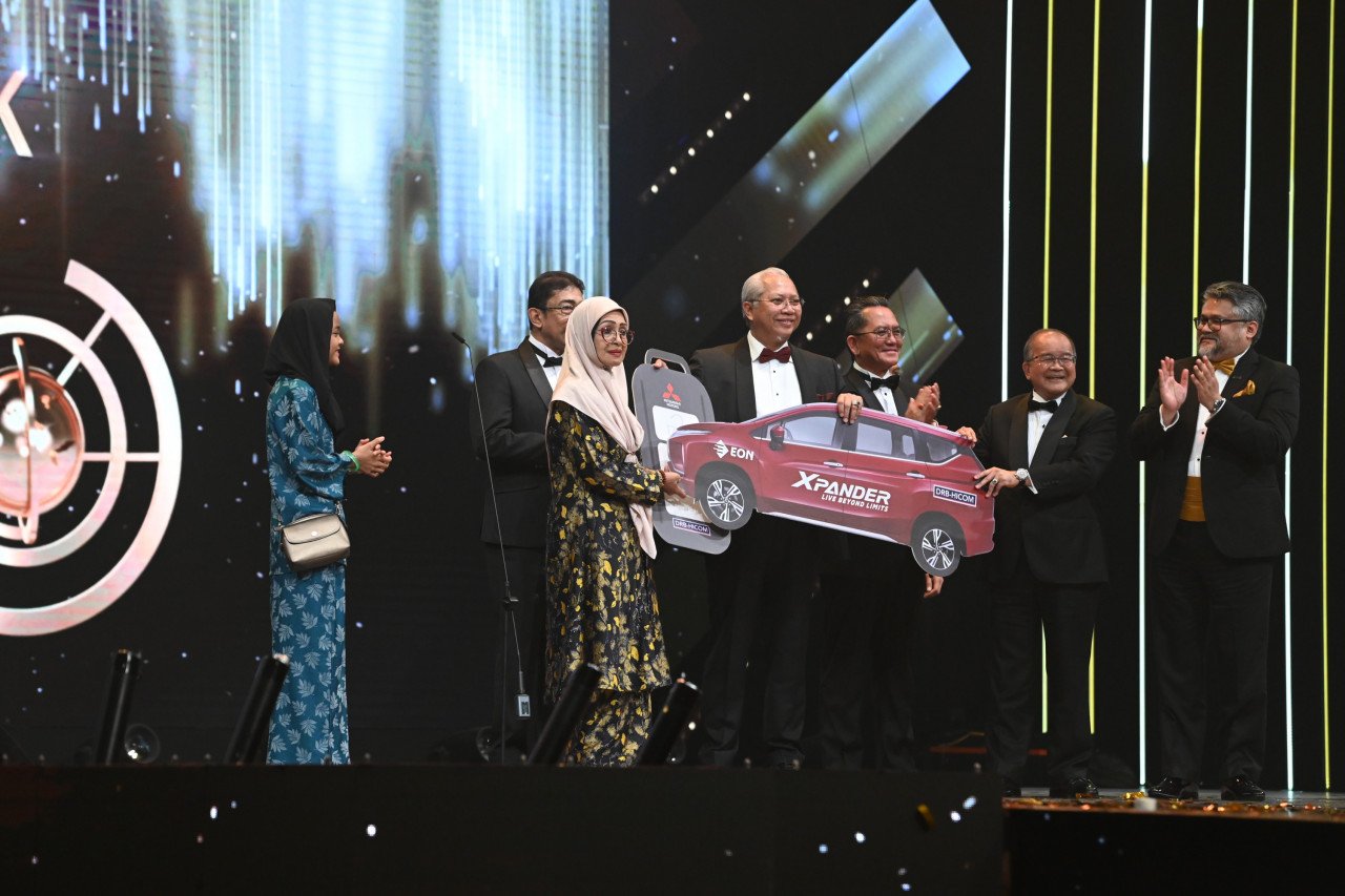 Fauziah Nawi menerima anugerah dari Annuar Musa pada Majlis Anugerah Seri Angkasa 2022 di Pusat Konvensyen Antarabangsa Putrajaya (PICC) malam tadi.