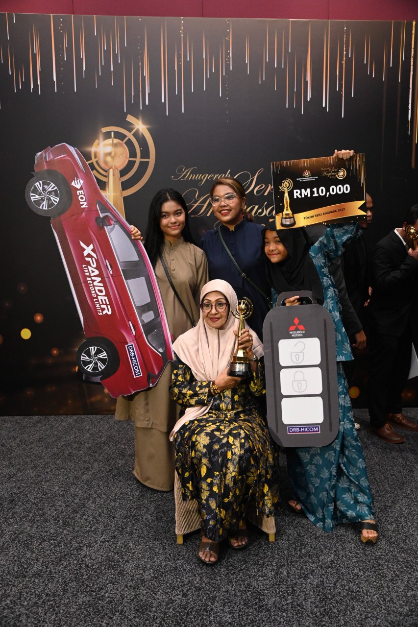 Fauziah Nawi bersama cucu-cucunya yang turut menemani beliau pada Majlis Anugerah Seri Angkasa 2022 di PICC, malam tadi.