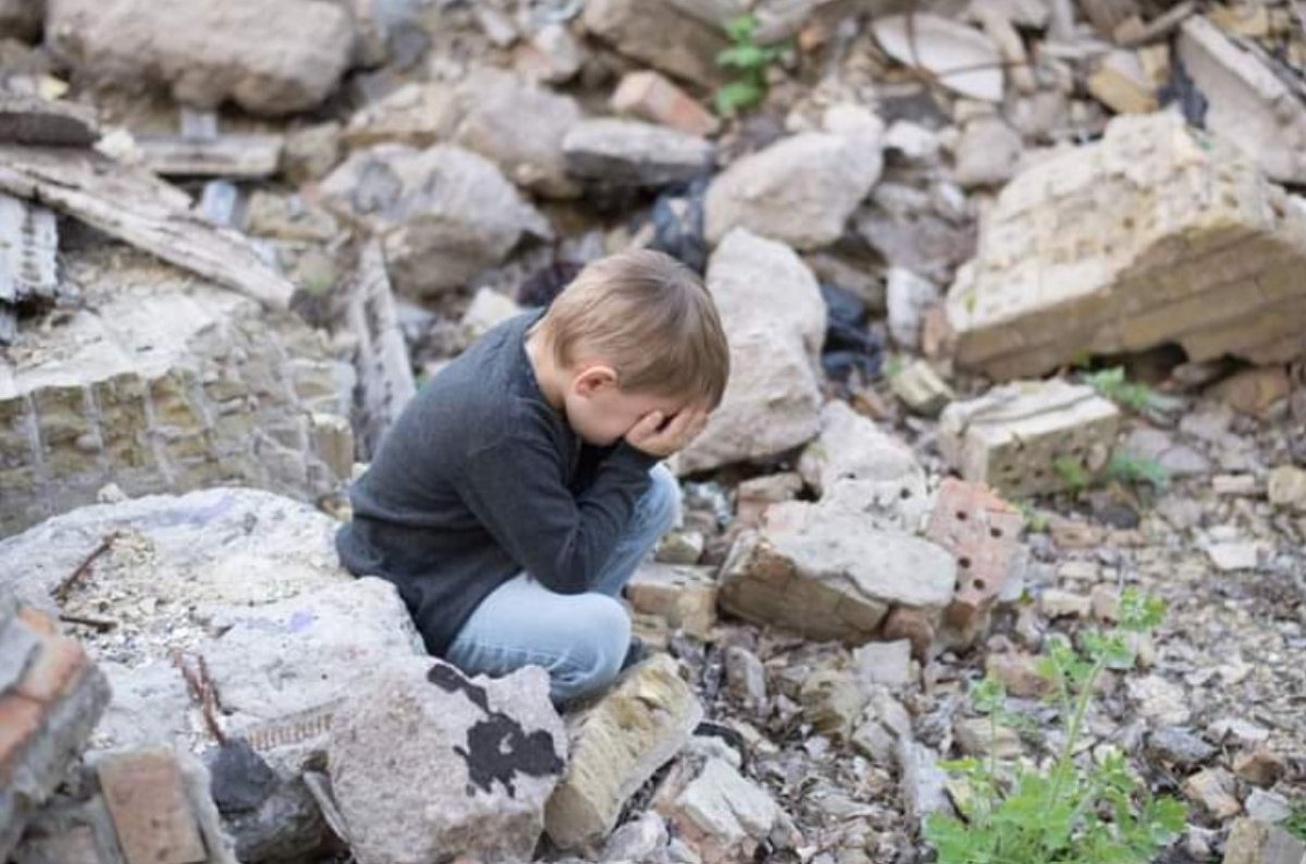 Seorang kanak-kanak menangis di celah kesan runtuhan di Turkiye. - Gambar dari twitter @Sabekhan5