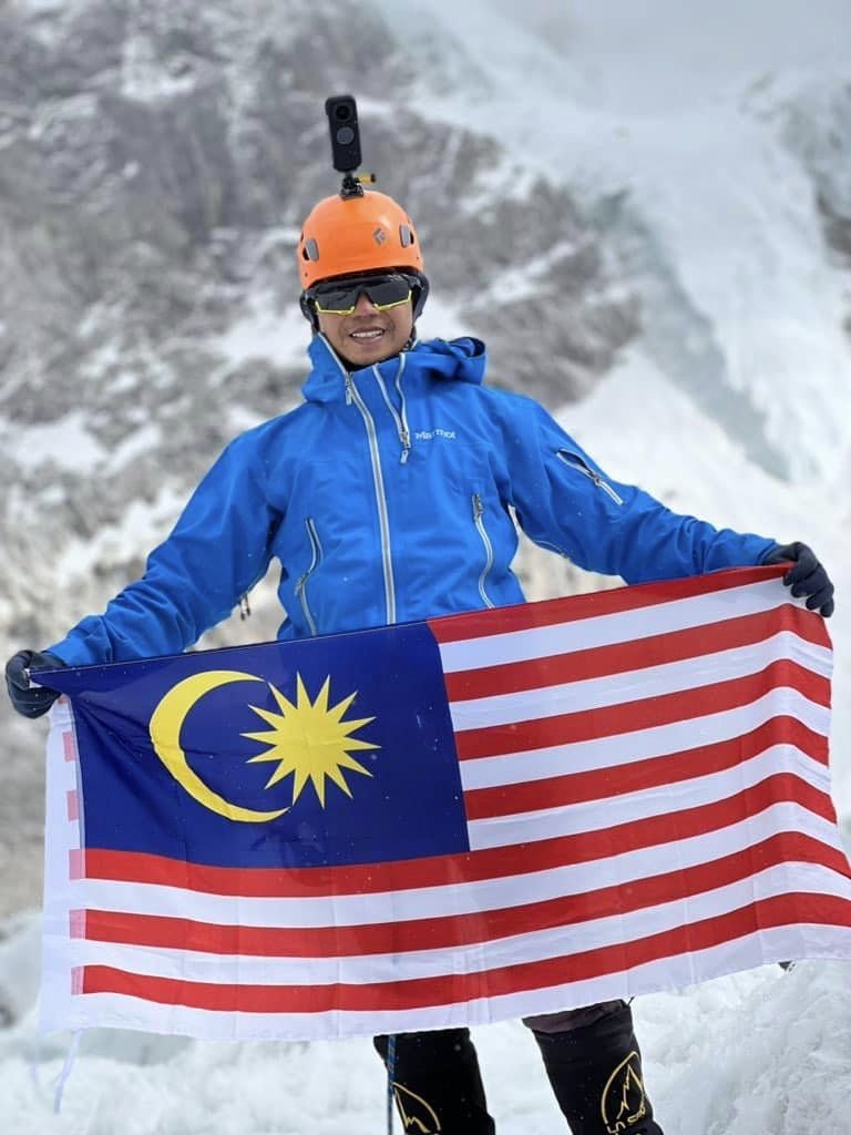 Hawari juga adalah OKU Malaysia pertama yang berjaya menakluk gunung tertinggi dunia itu.