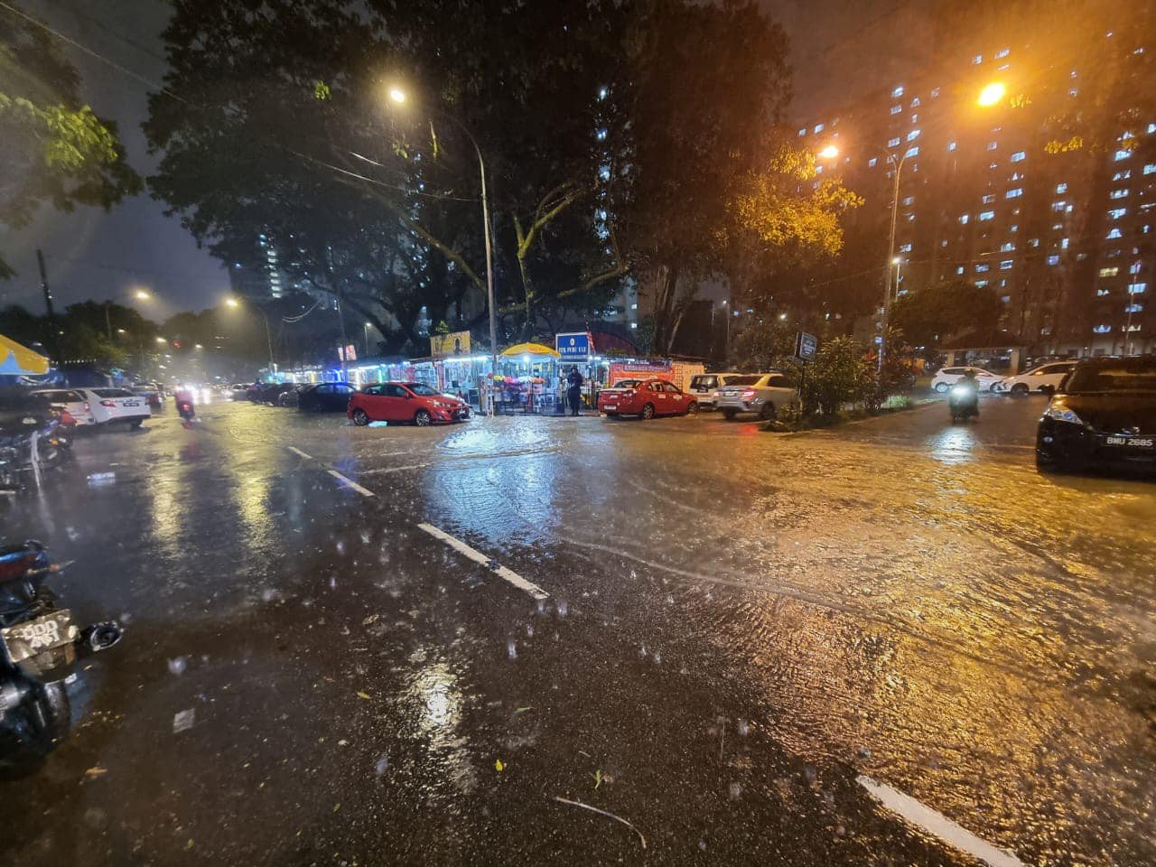 Hujan berterusan mengakibatkan banjir kilat di Jalan Chan Sow Lin, malam tadi.