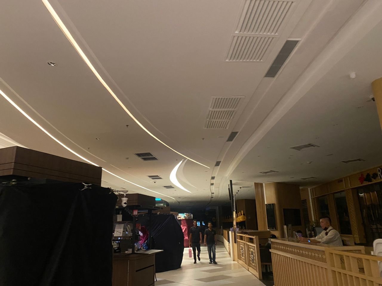 Tingkat bawah yang menempatkan restoran dan kedai makan bergelap selepas IOI City Mall mengalami gangguan bekalan elektrik. - gambar Syedewa