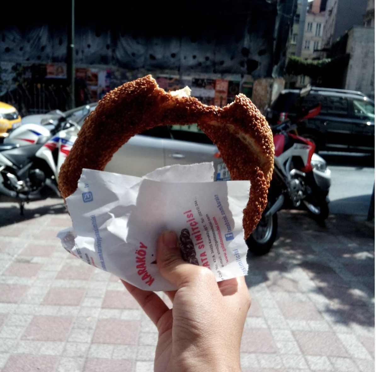 Pertama kali mencuba makanan jalanan Turki yang bernama Simit, keras diluar dan lembut di dalam sementara menunggu giliran pendaftaran pelajar di pusat bahasa. 