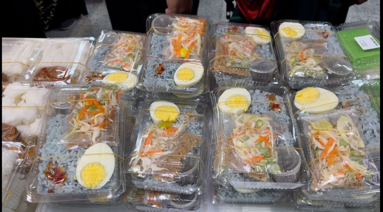 Nasi kerabu antara yang menjadi tarikan menu sarapan di kafeteria bangunan penginapan jemaah haji Malaysia di Makkah - Gambar Bernama