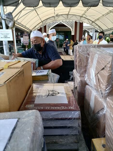 Ahli Kelab JEMBARA memindahkan naskah al-Quran dan Yasin yang dikumpulkan hasil sumbangan orang ramai untuk diserahkan kepada pihak JAIP