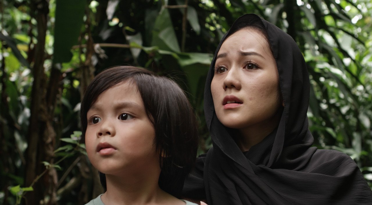 Sophia Albarakbah melakonkan watak sebagai isteri Adi Putra dalam Jerangkung Dalam Almari.
