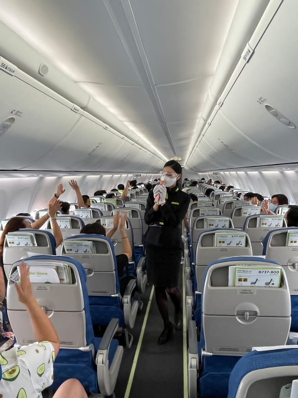Kru kabin Jin Air menyambut mesra penumpang penerbang ke kota Kinabalu. Gambar: Borneo Post Online