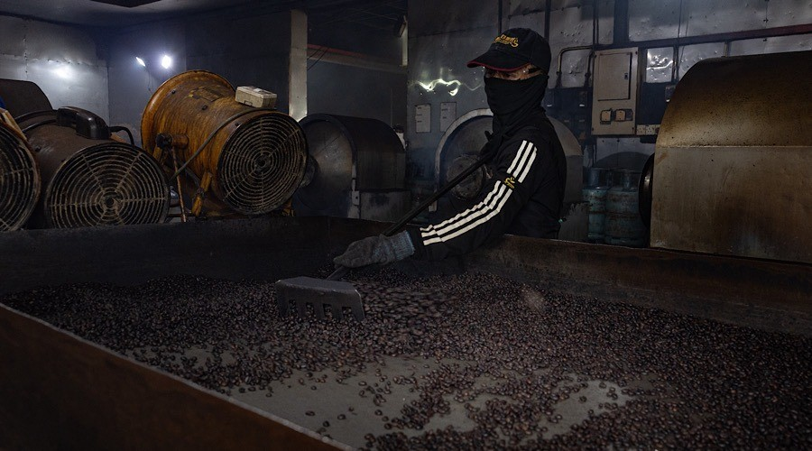 Kakitangan Chang Jiang International Sdn Bhd menjalankan proses memanggang biji kopi ketika tinjauan BERNAMA di kilang kopi itu baru-baru ini. - gambar BERNAMA
