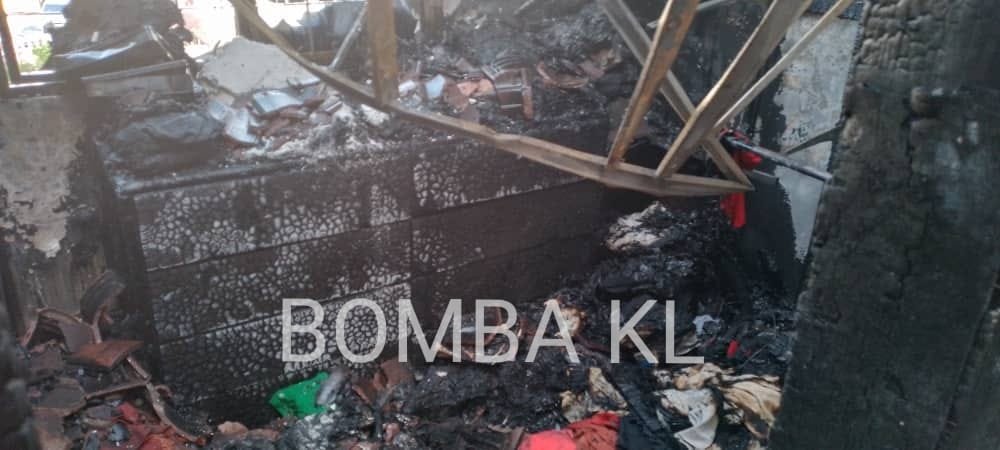 Keadaan di dalam banglo yang terbakar di Taman Gembira, Seputeh, pagi tadi. - Gambar dari Bomba KL