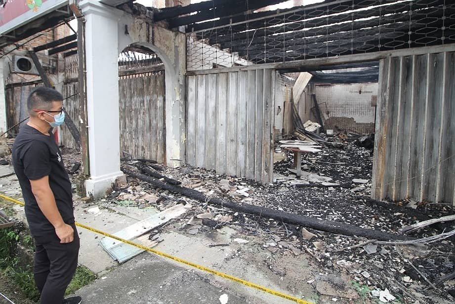 Ho Sin Kuan melihat sisa bangunan rumah dan kedai milik keluarganya yang musnah dalam kebakaran malam tadi.