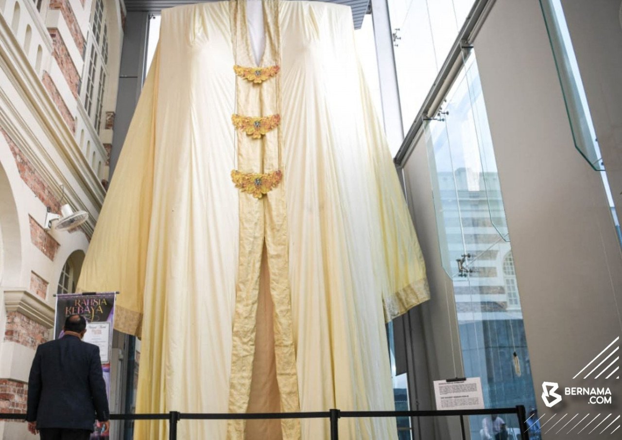 Kebaya gergasi berwarna kuning setinggi 8.3 meter yang mendapat pengiktirafan daripada The Malaysia Book of Records sebagai Kebaya Perlis Terbesar. gambar BERNAMA
