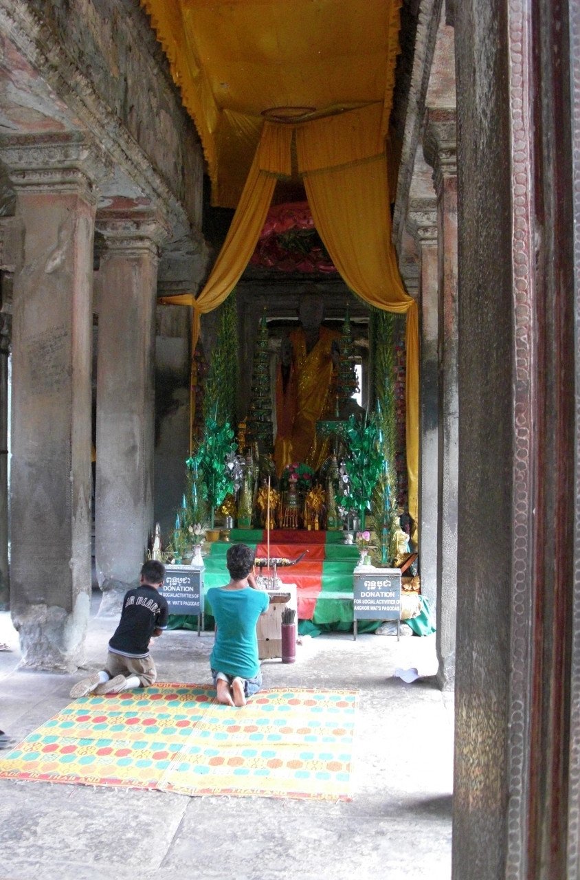 Penganut bersembahyang di dalam kawasan kuil