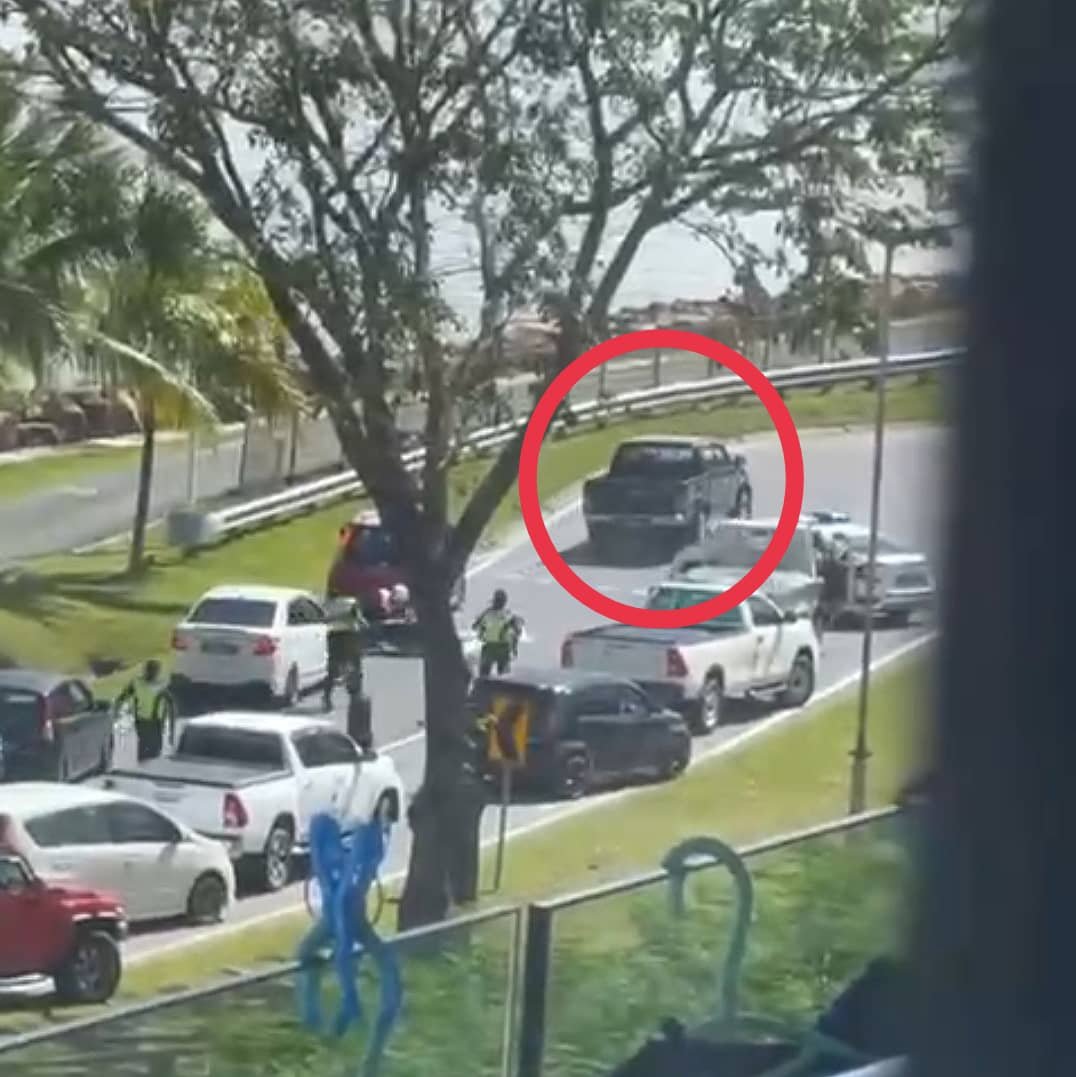 Sebuah kenderaan 4WD jenis Toyota Hilux merempuh beberapa kenderaan lain termasuk sebuah motosikal dan sekatan jalan raya di Jalan Sepanggar, Kota Kinabalu pagi tadi.