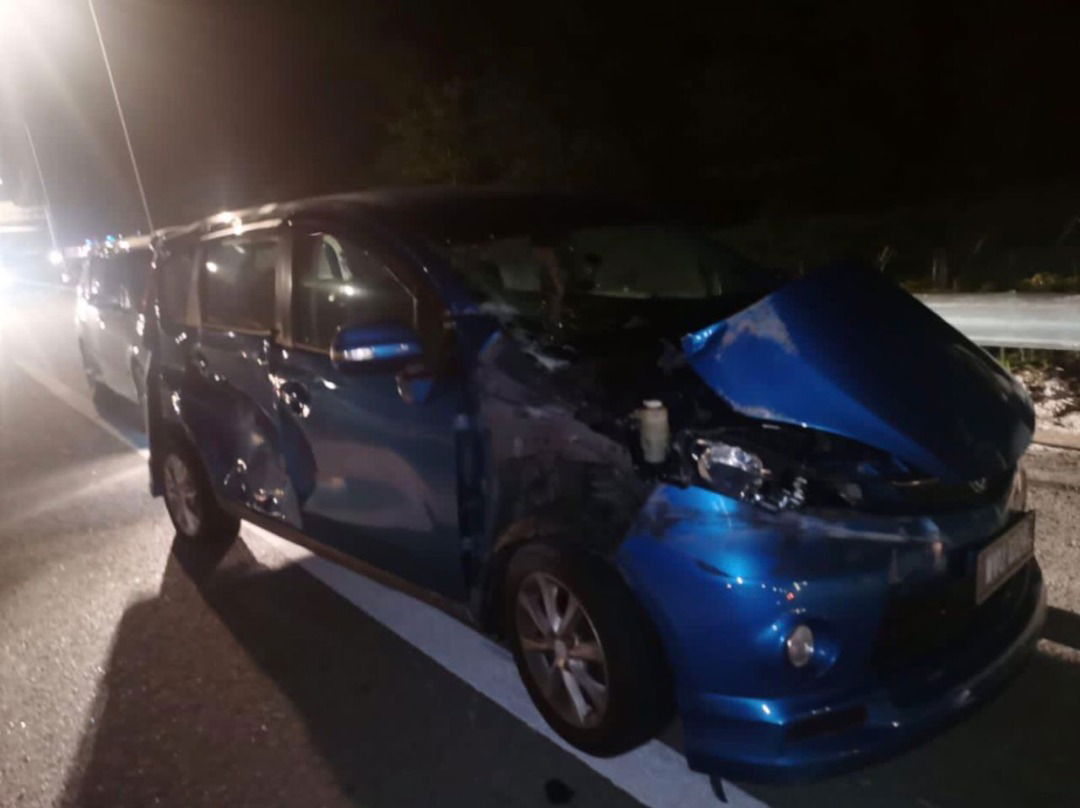 Keadaan kereta yang remuk dalam kemalangan hingga mengakibatkan seorang penunggang motosikal maut di di Kilometer 418, Lebuhraya Utara Selatan arah ke Selatan, malam tadi.