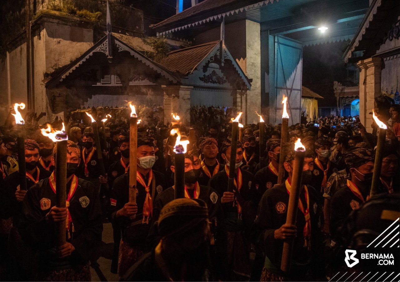 Ratusan kerabat dan pegawai istana berarak sambil memegang tombak (yang dikenali sebagai pusaka) dan obor api mengelilingi bandar Surakarta - Gambar Bernama