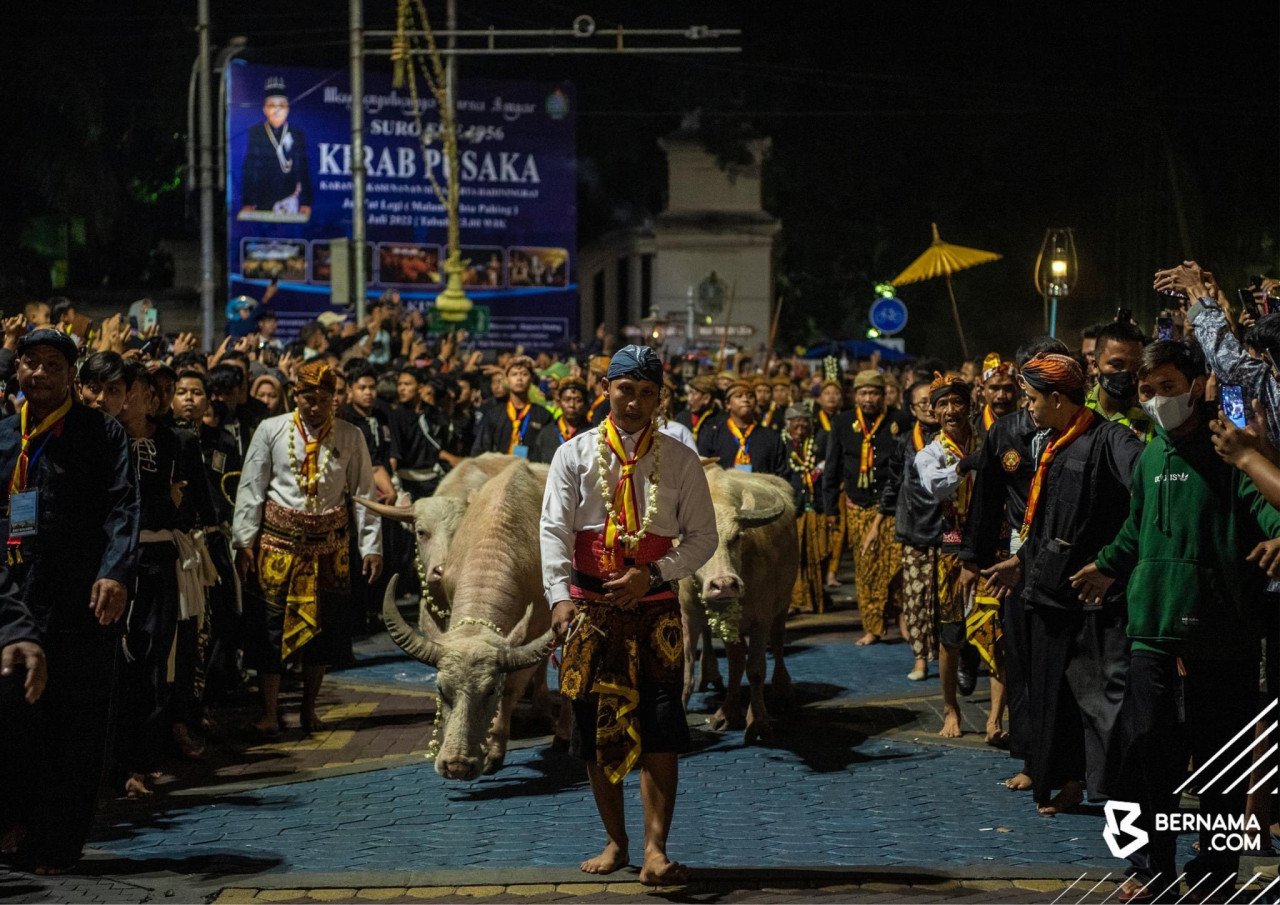 Sambutan dimulakan dengan perarakan yang bermula tepat pada 12 tengah malam (1 pagi waktu Malaysia) selepas beberapa upacara ritual dilakukan di Keraton (Istana) Surakarta - Gambar Bernama