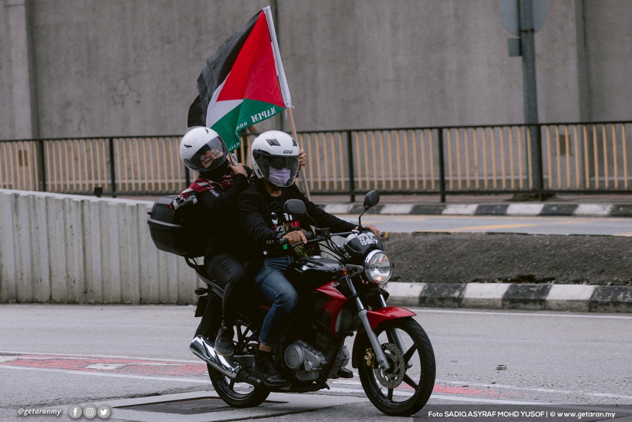 Membawa bendera Palestin merupakan simbolik tanda solidariti rakyat Malaysia terhadap penduduk Palestin.