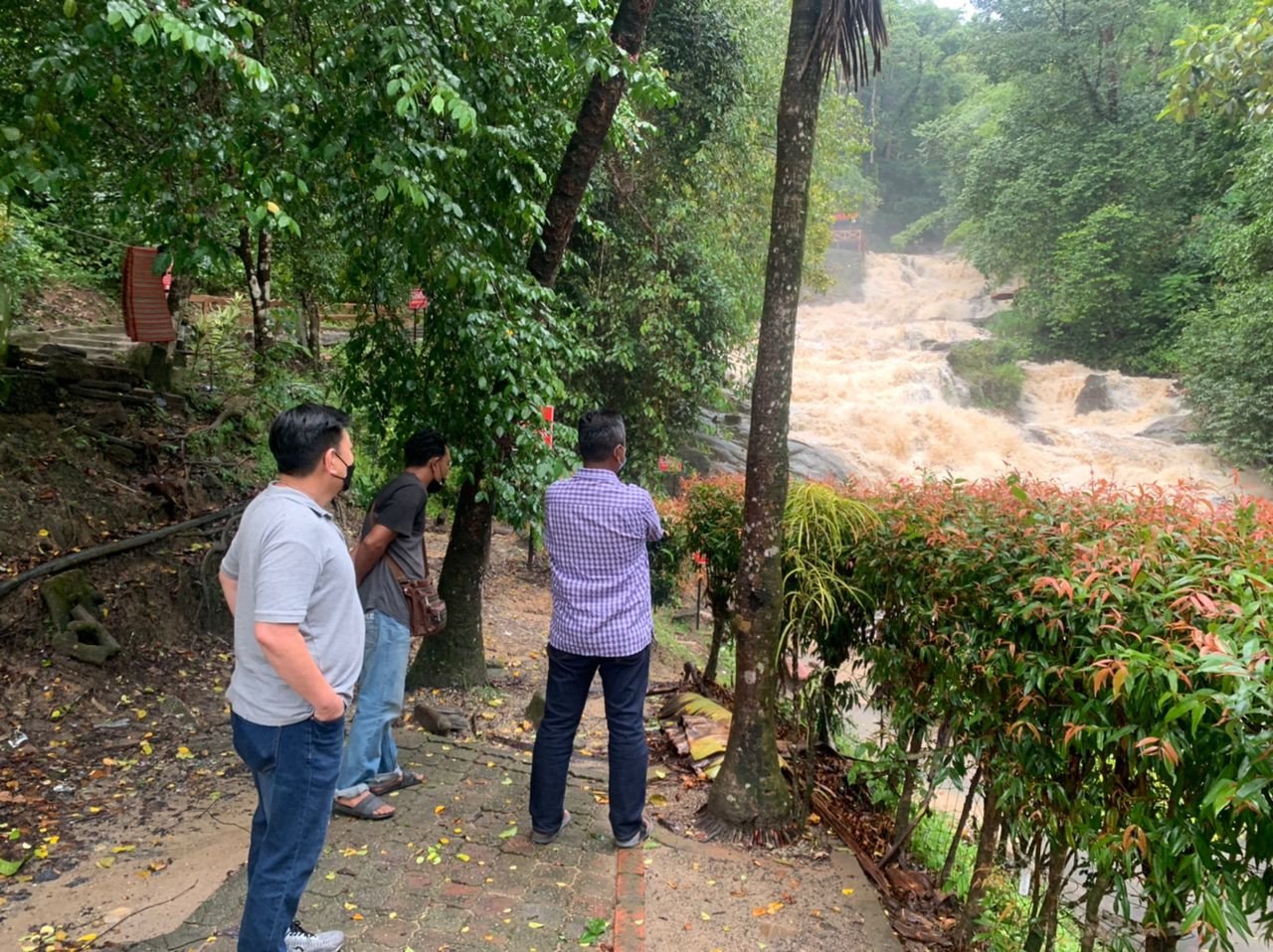 Jabatan Perhutanan Negeri Kedah menutup pusat rekreasi Lata Bayu susulan kejadian kepala air, petang semalam.