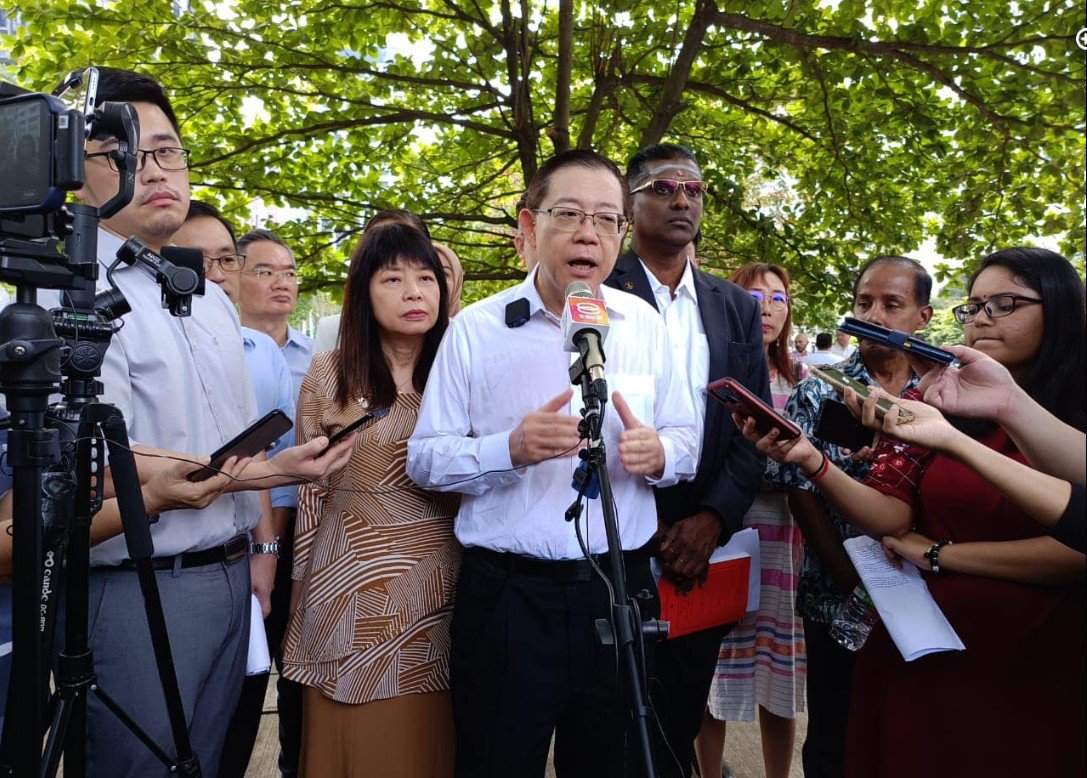 Lim Guan Eng mengadakan sidang media selepas membuat laporan polis hari ini.