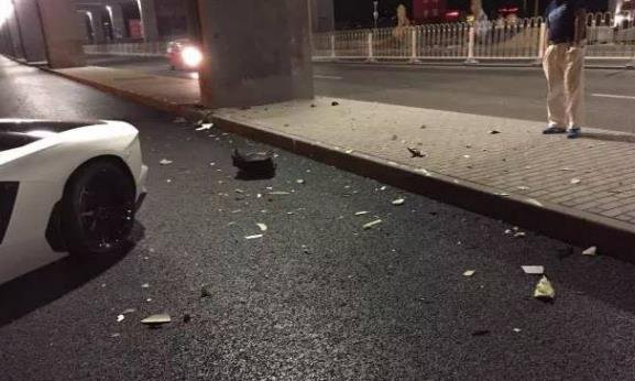 Kereta Lamborghini Li Yi Feng mengalami kerosakan dan ditemui di bawah Jambatan Dajiaoting di timur Beijing pada 27 Mei 2016. - Gambar dari The Beijing News