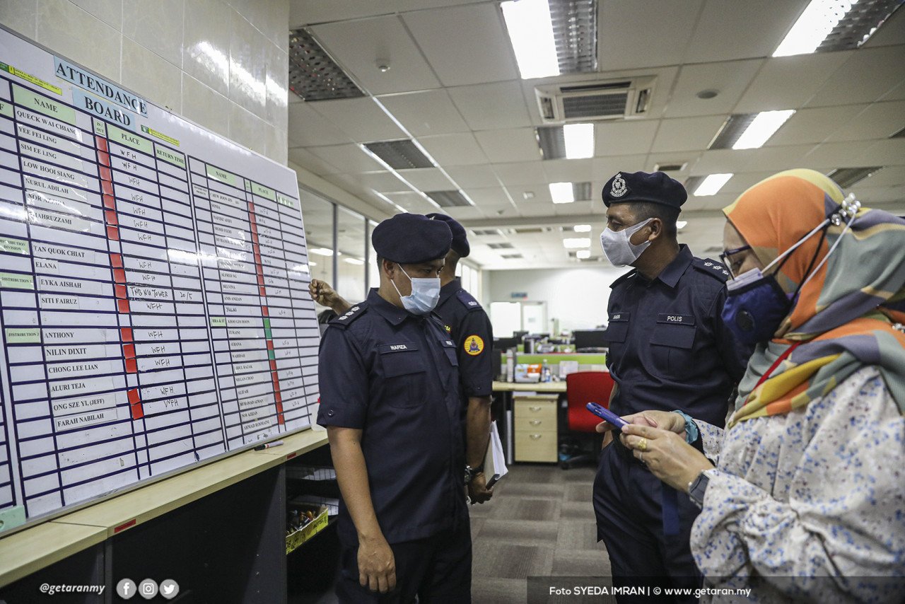 Polis mengadakan pemeriksaan pematuhan SOP di pejabat dan kilang sekitar Lembah Klang.
