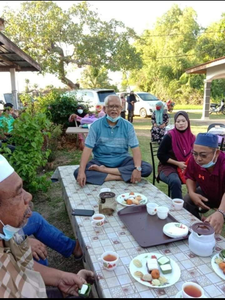 Mahfuz menafikan beliau duduk di atas meja sebaliknya ia adalah pangkin yang menjadi tempat duduk bagi penduduk setempat.