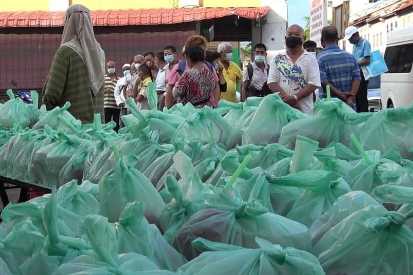 Lebih 300 bungkus makanan dan minuman diedarkan kepada orang ramai menerusi program 'Free Food For Ramadan'.