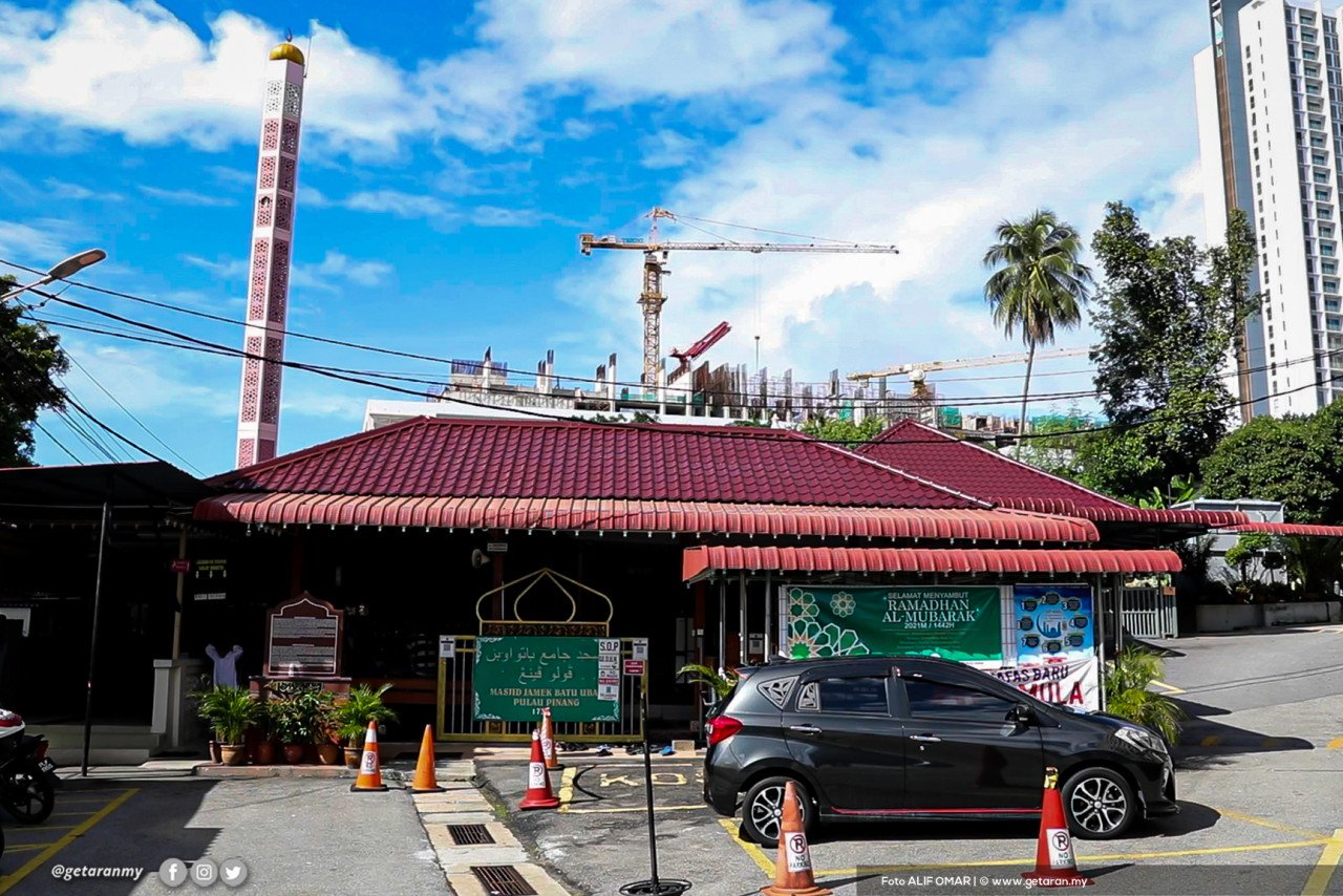 Masjid Batu Uban adalah masjid tertua di Pulau Pinang dan salah satu tempat kunjungan pelancong luar yang datang ke Pulau Pinang.