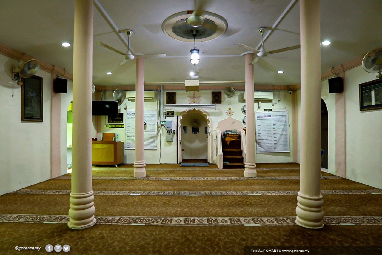 Ruang solat asal Masjid Batu Uban yang ditunjangi empat tiang seri yang diperbuat daripada kayu cendana.