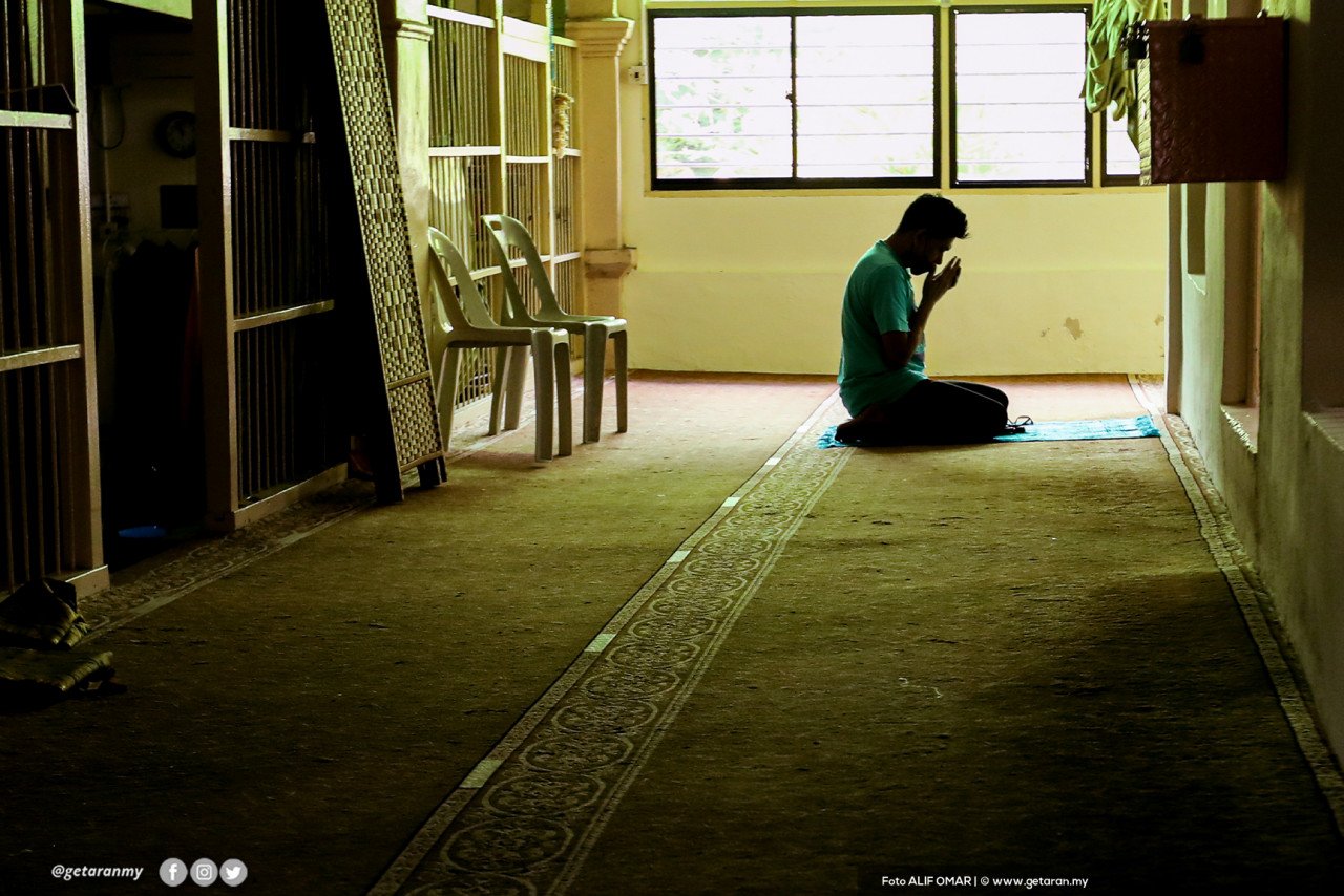 Seorang jemaah sedang mendirikan solat dalam Masjid Batu Uban.