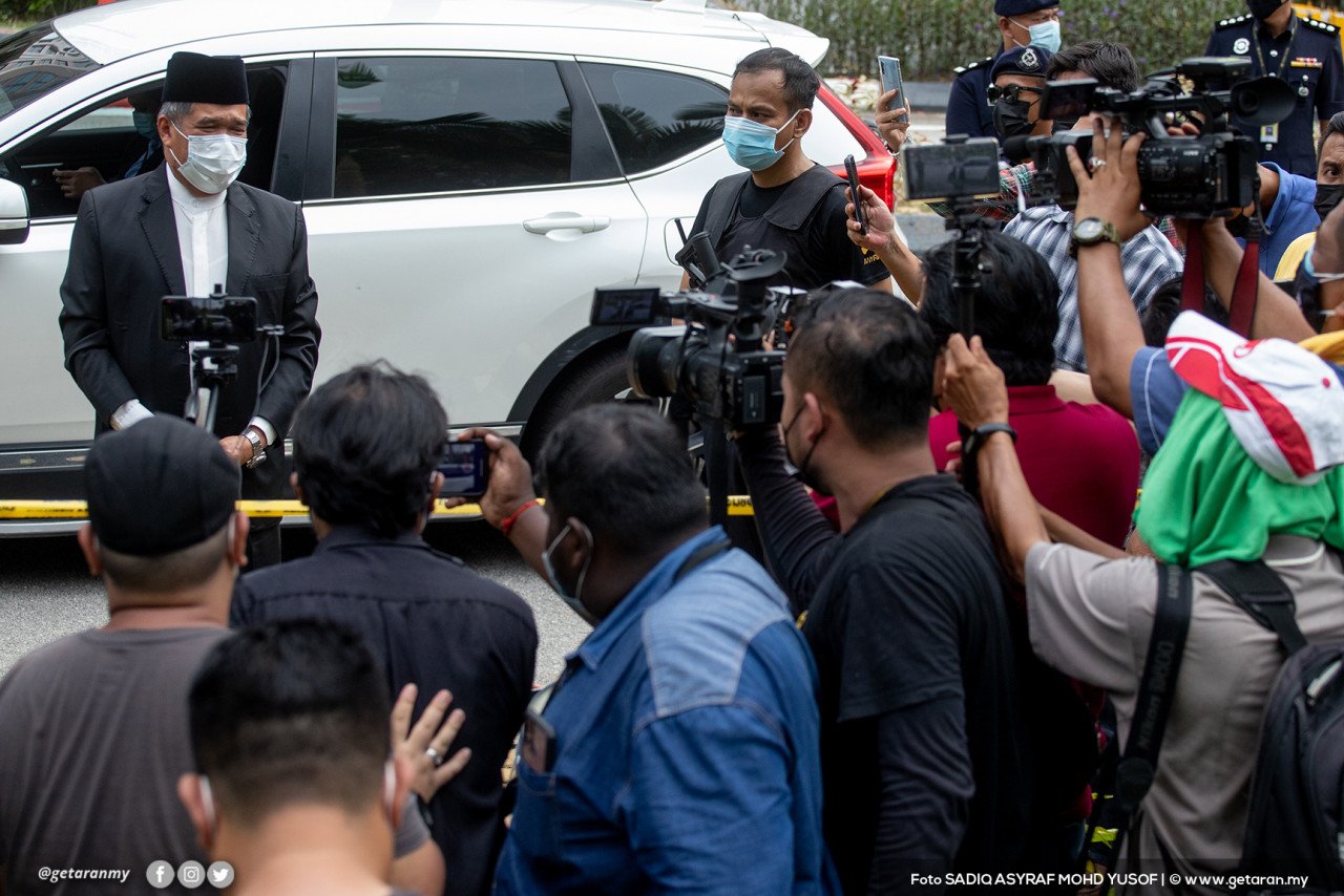 Mohamad Sabu bertemu media yang menunggu di perkarangan Istana Negara.