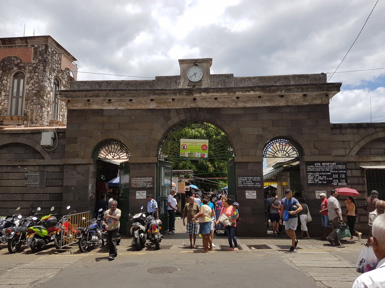 Pintu utama Central Market Port Louis