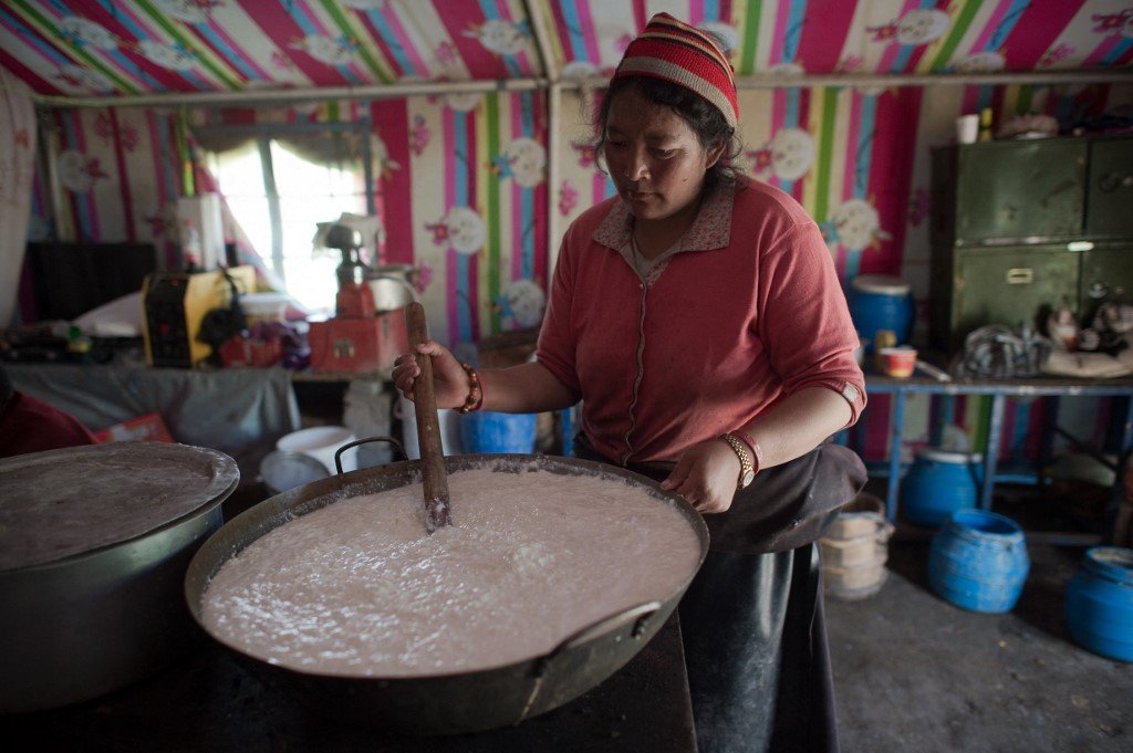 Seorang wanita memasak mentega yak. - Gambar AFP