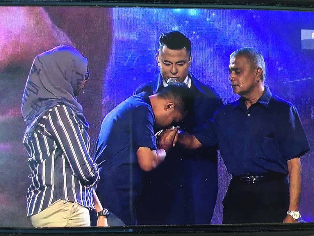 Saiful dan Natrah ketika dipertemukan dengan bapa kandungnya buat pertama kali – Gambar daripada tangkap layar program Mikrofon Impian 2, Astro Ria