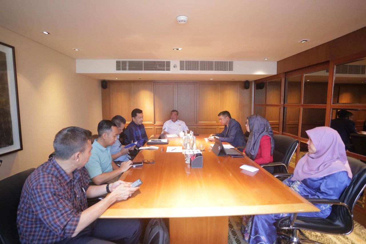 Mohamad Sabu(tengah) menerima taklimat dari wakil Kedutaan dan wakil Kementerian mengenai jadual lawatan serta isu-isu semasa yang berkaitan dengan hal keterjaminan makanan di rantau ini. - Gambar dari Facebook Mohamad Sabu