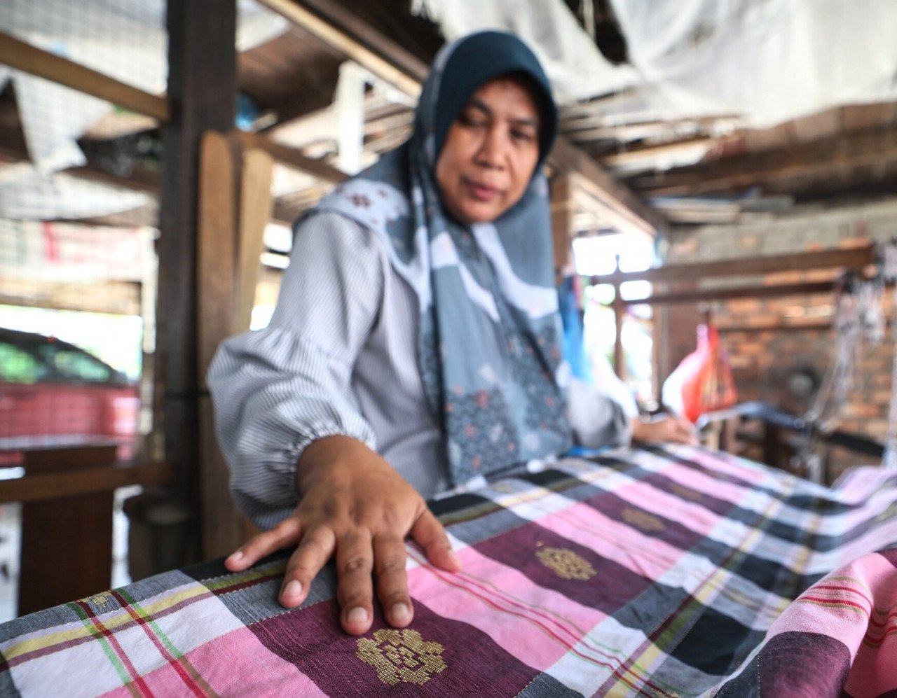 Kata Mok Su, kerjaya sebagai penenun songket tradisional bukanlah mudah, namun semangat cintakan tradisi dan warisan nenek moyang, mendorongnya untuk meneruskan karier itu - Gambar Bernama